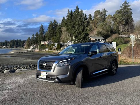 Used 2023 Nissan Pathfinder Platinum w/ Lighting Package (N93) image 5