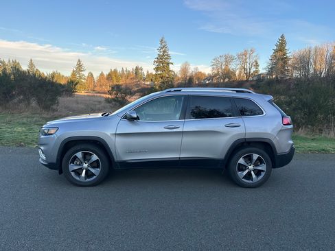 Used 2019 Jeep Cherokee Limited w/ Technology Group image 2