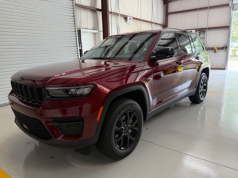 Used 2025 Jeep Grand Cherokee Altitude RWD image 1