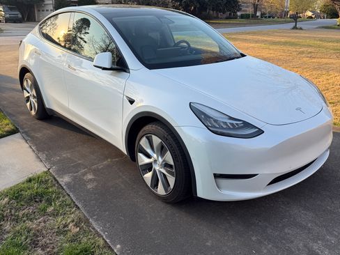 Used 2021 Tesla Model Y Long Range image 4