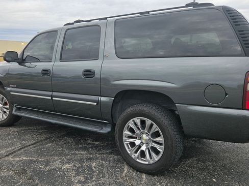 Used 2002 Chevrolet Suburban LS image 1