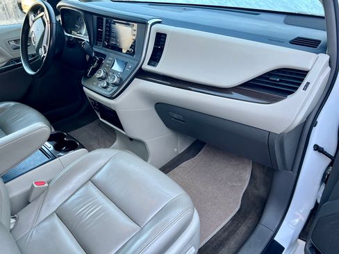 Used 2018 Toyota Sienna XLE image 16