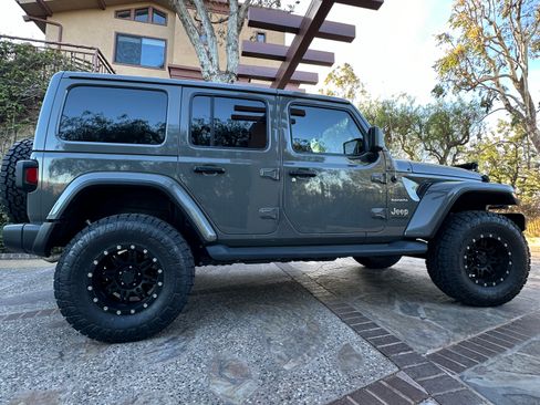 Used 2019 Jeep Wrangler Unlimited Sahara AWD/4WD image 2