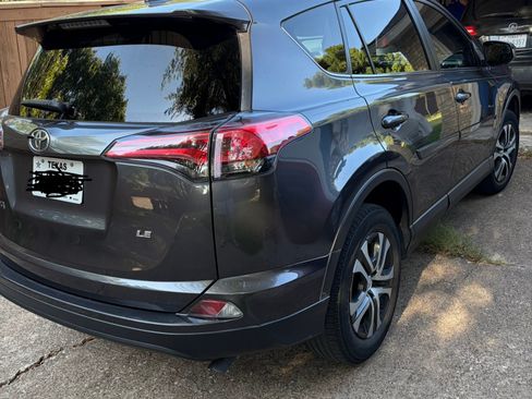Used 2018 Toyota RAV4 LE FWD image 5