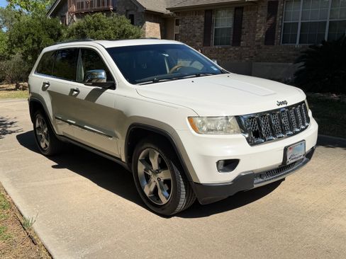 Used 2012 Jeep Grand Cherokee Overland image 4
