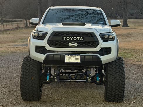 Used 2019 Toyota Tacoma TRD Pro image 2