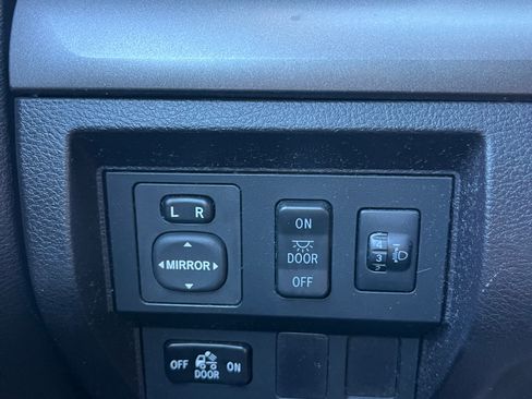 Used 2015 Toyota Tundra SR5 image 6