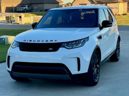 Used 2017 Land Rover Discovery SE image 2