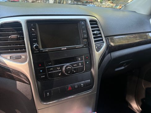 Used 2012 Jeep Grand Cherokee Laredo AWD/4WD image 9
