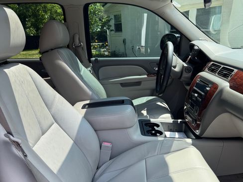 Used 2013 Chevrolet Suburban LT w/ Luxury Package AWD/4WD image 11