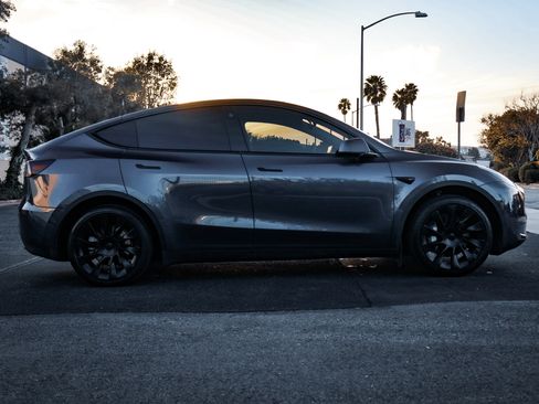 Used 2023 Tesla Model Y AWD image 10