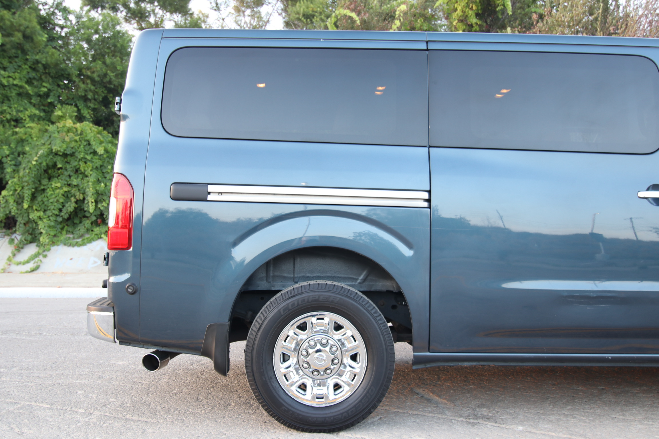 Used 2013 Nissan NV 3500 SL w/ Technology Pkg RWD image 12