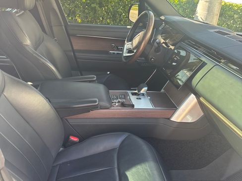 Used 2024 Land Rover Range Rover Long Wheelbase SE image 11