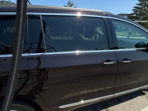 Used 2017 Chrysler Pacifica Touring-L FWD image 13