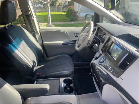 Used 2012 Toyota Sienna SE image 6