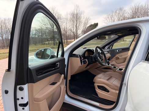 Used 2023 Porsche Cayenne image 11