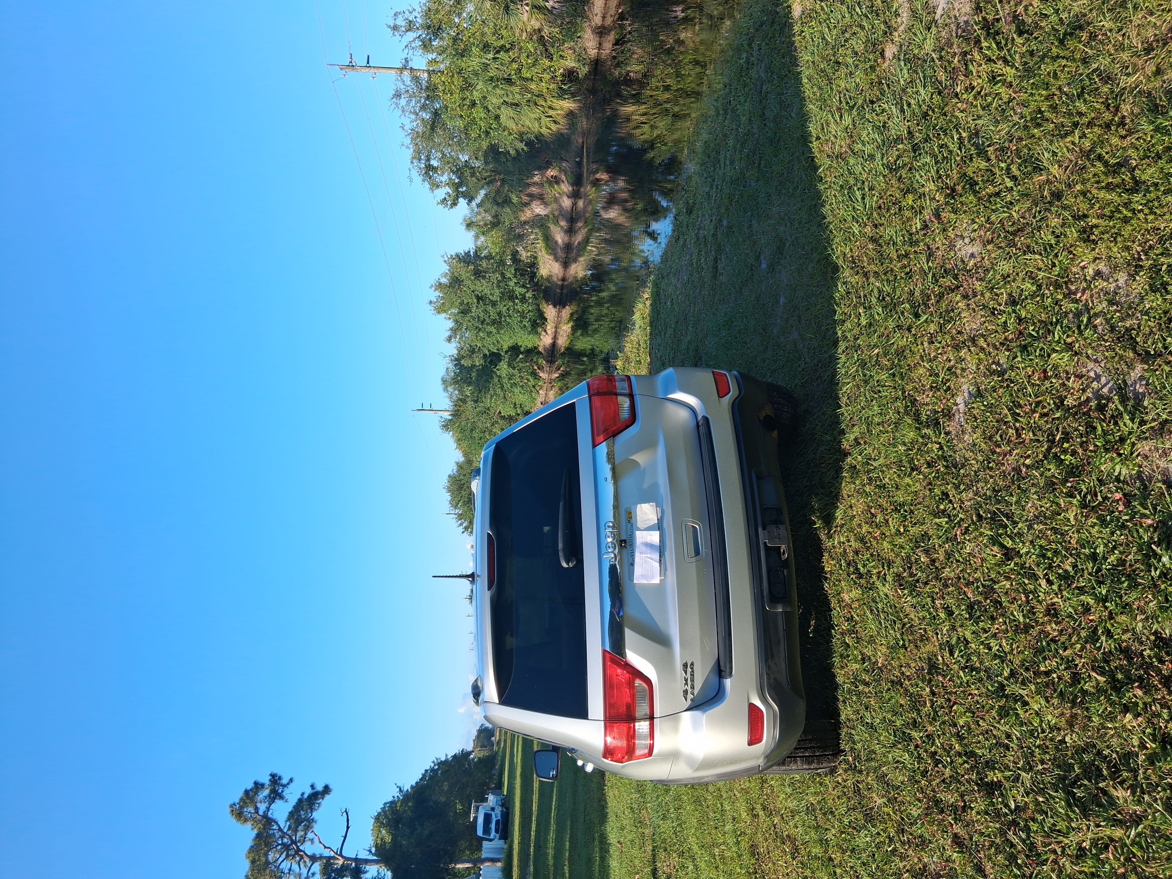 Used 2011 Jeep Grand Cherokee Laredo w/ Security & Convenience Group AWD/4WD image 4