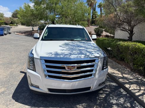 Used 2019 Cadillac Escalade ESV Premium Luxury AWD/4WD image 11