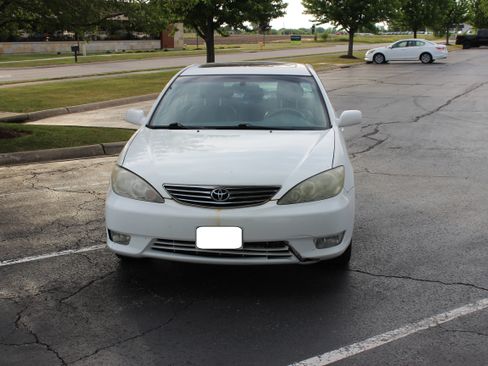 Used 2005 Toyota Camry XLE FWD image 1