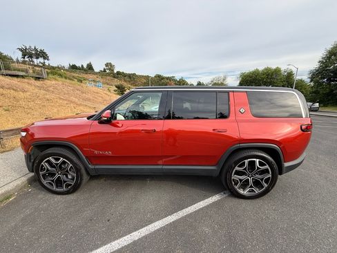 Used 2025 Rivian R1S Adventure AWD/4WD image 12