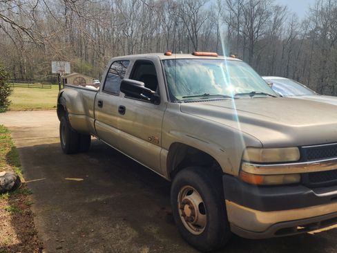 Used 2002 Chevrolet Silverado 3500 LT image 2