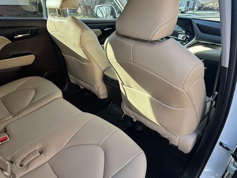 Used 2022 Toyota Highlander XLE image 18