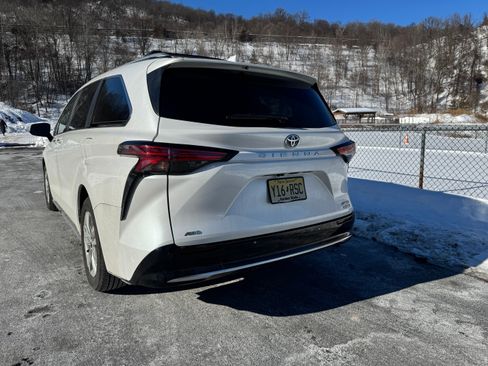 Used 2024 Toyota Sienna Limited image 6