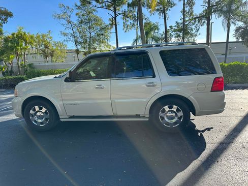 Used 2005 Lincoln Navigator 4WD image 1