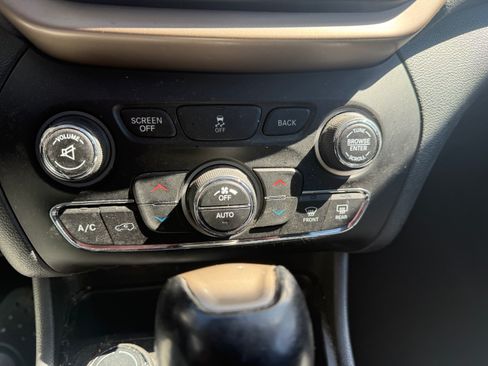 Used 2014 Jeep Cherokee Limited w/ Technology Group image 17