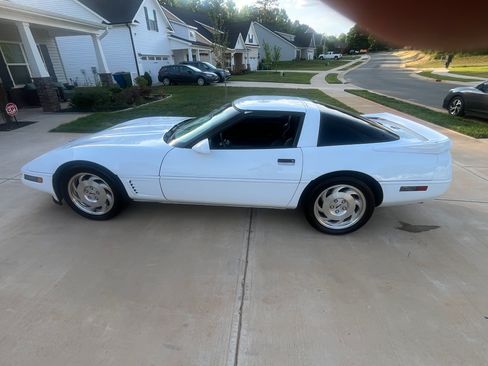 Used 1996 Chevrolet Corvette Coupe RWD image 5