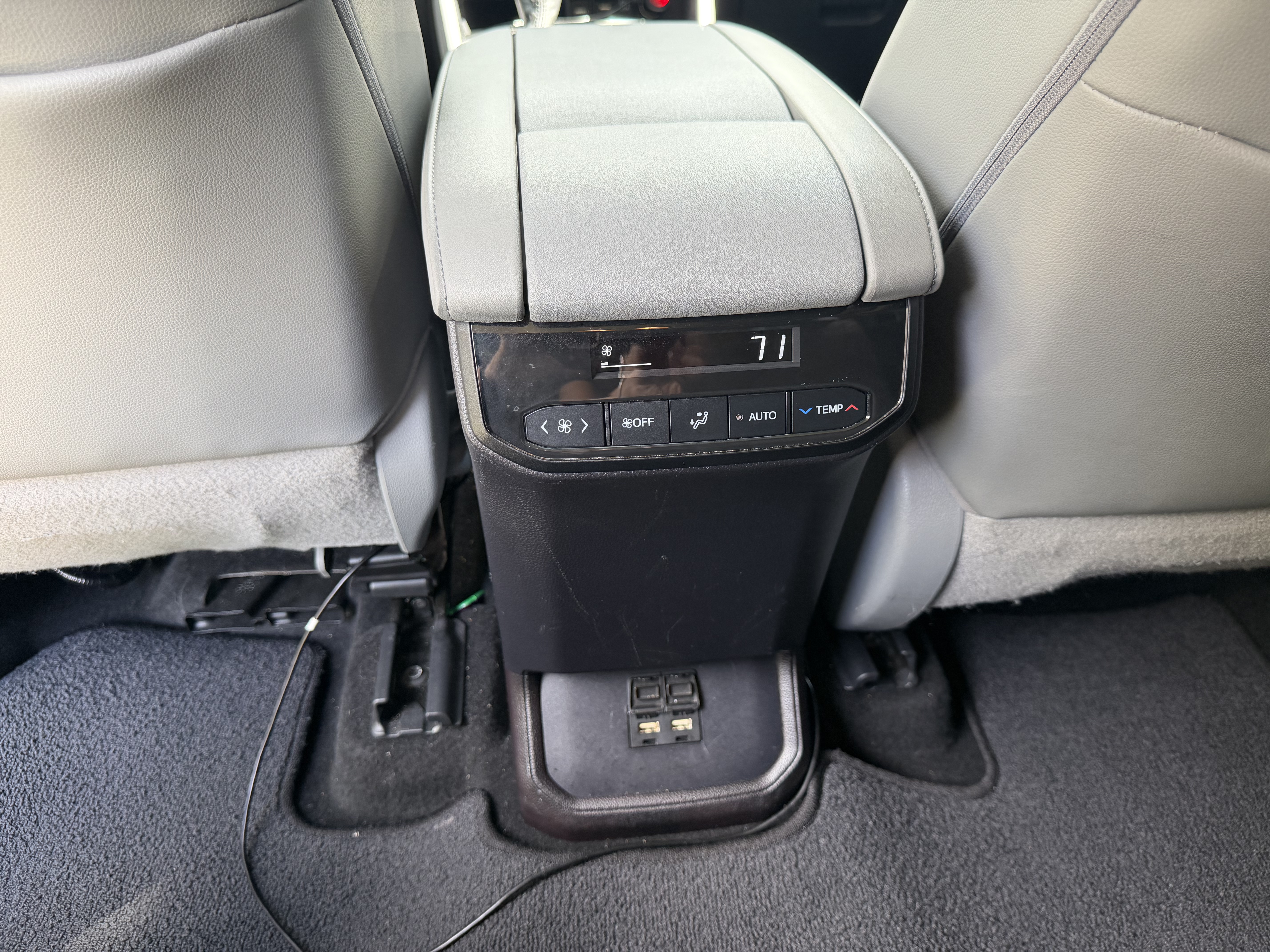 Used 2020 Toyota Highlander XLE AWD/4WD image 11