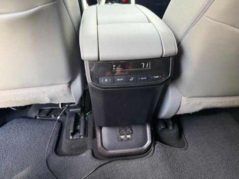 Used 2020 Toyota Highlander XLE AWD/4WD image 11