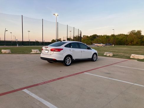 Used 2015 Ford Focus SE FWD image 4