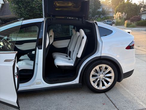 Used 2018 Tesla Model X 100D AWD/4WD image 9