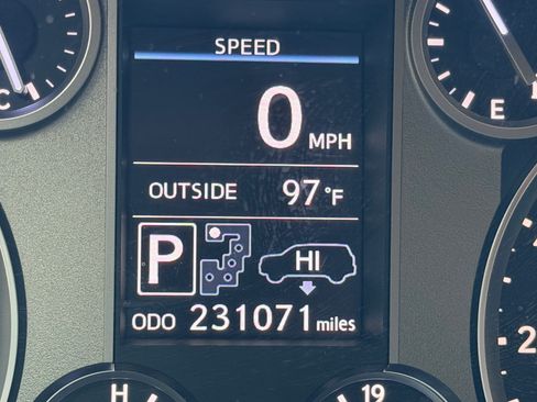 Used 2013 Lexus LX 570 4WD w/ Luxury Pkg image 17