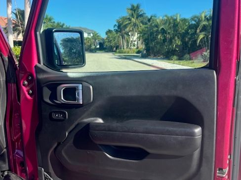 Used 2021 Jeep Wrangler Rubicon image 25