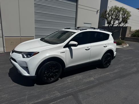 Used 2018 Toyota RAV4 XLE w/ Convenience Package AWD/4WD image 1