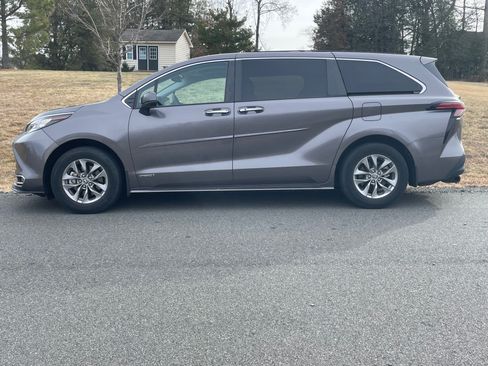 Used 2021 Toyota Sienna XLE image 5