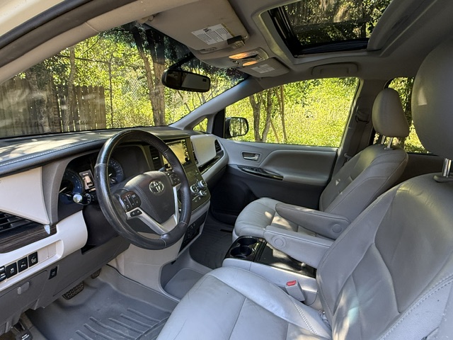 Used 2017 Toyota Sienna XLE Premium FWD image 10