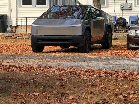 Used 2024 Tesla Cybertruck AWD Crew Cab image 4