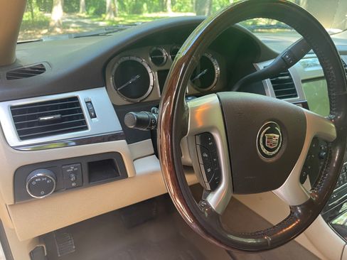 Used 2011 Cadillac Escalade EXT Luxury AWD/4WD image 27