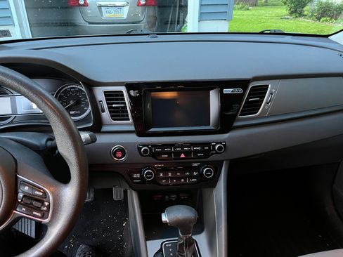 Used 2017 Kia Niro LX FWD image 8