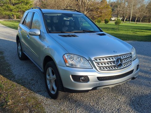 Used 2008 Mercedes-Benz ML 320 ML 320 CDI Sport Utility 4D image 2