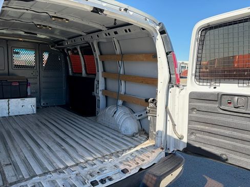 Used 2017 GMC Savana 2500 Van 3D image 10