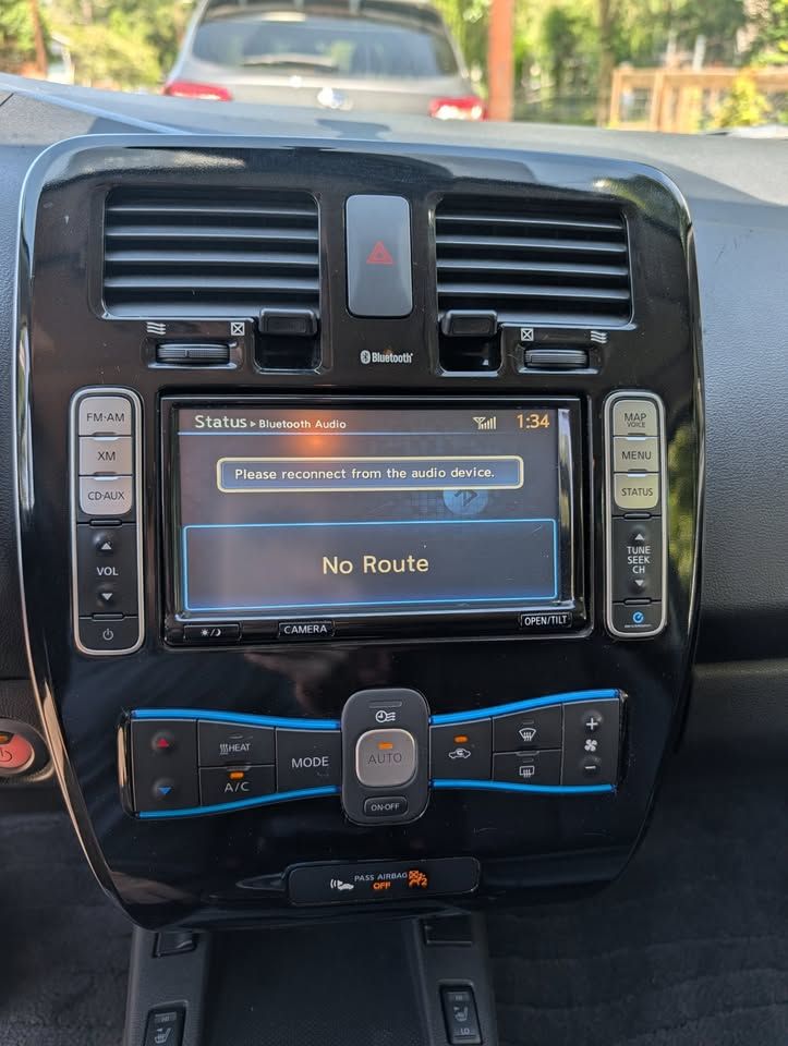 Used 2014 Nissan Leaf SL w/ Premium Package FWD image 10