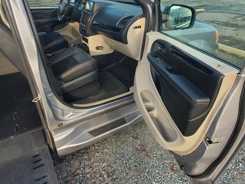 Used 2017 Dodge Grand Caravan SXT image 4