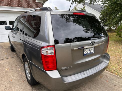Used 2010 Kia Sedona LX w/ PWR Pkg FWD image 6