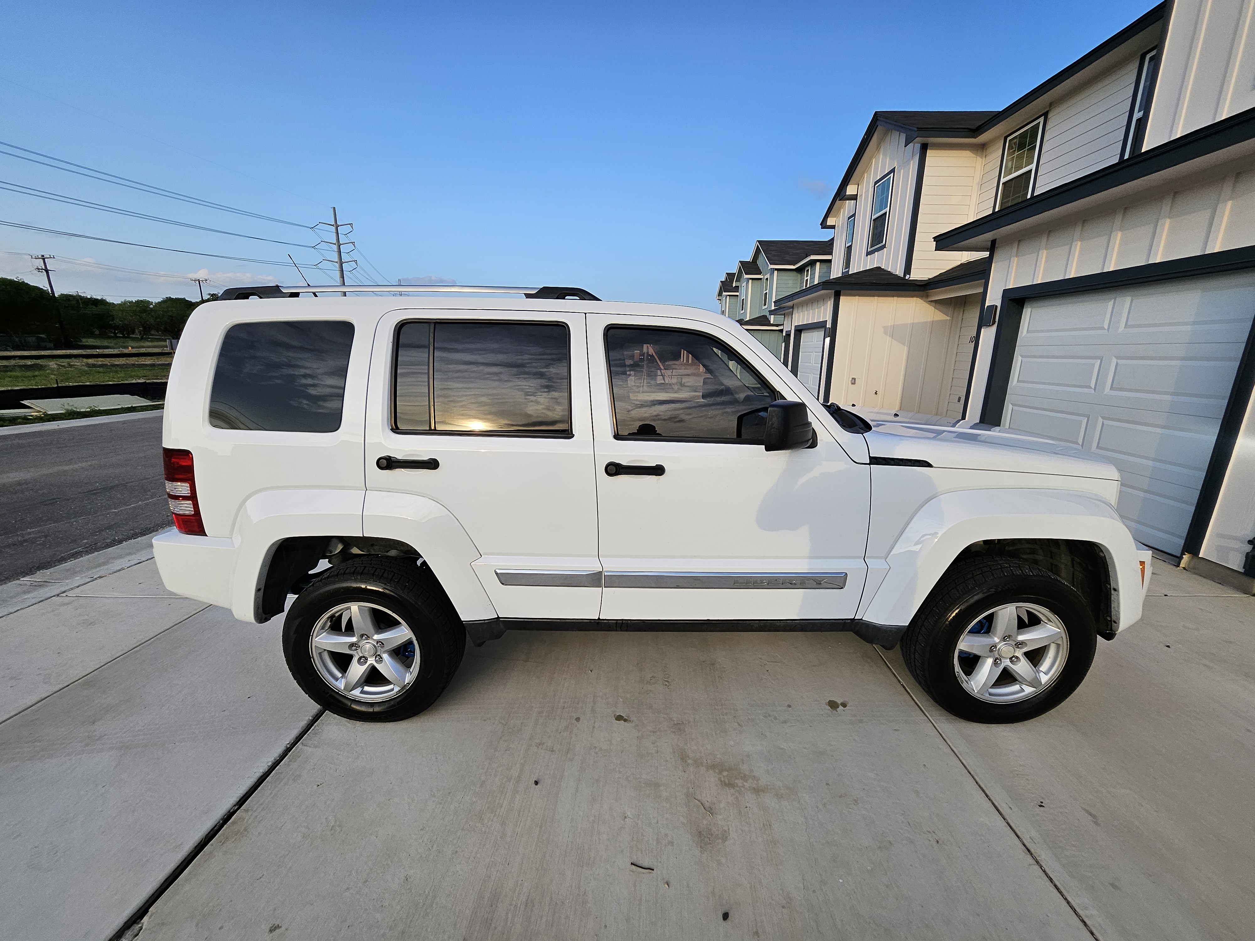 Used 2012 Jeep Liberty Limited RWD image 6