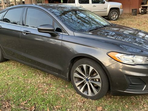 Used 2019 Ford Fusion SE image 1