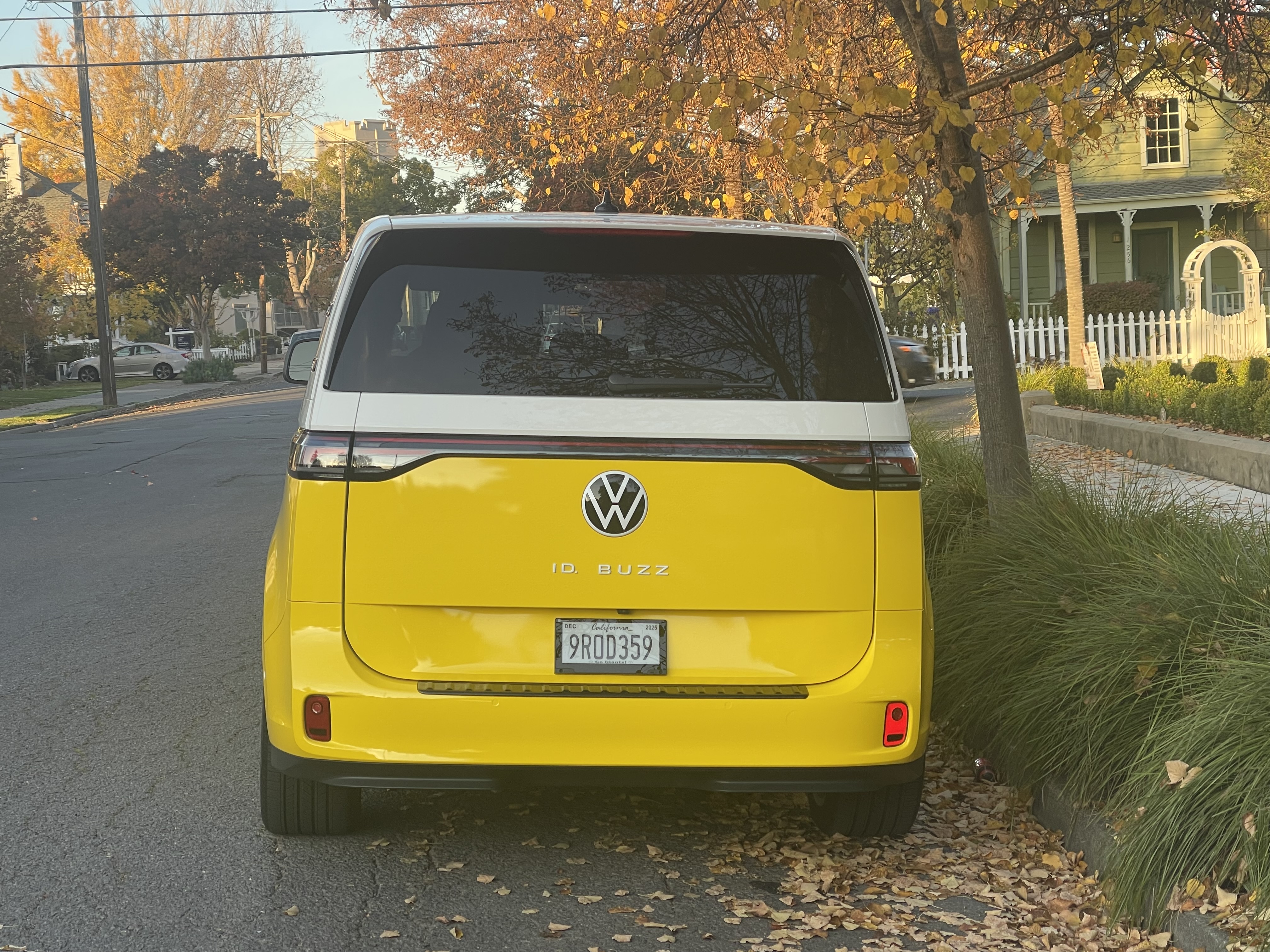 Used 2025 Volkswagen ID. Buzz Pro S RWD image 25